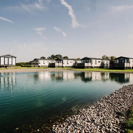 Green Meadows Country Park منتزه العطل *