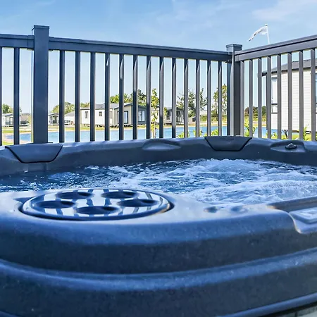 פארק נופש Green Meadows Country Park *