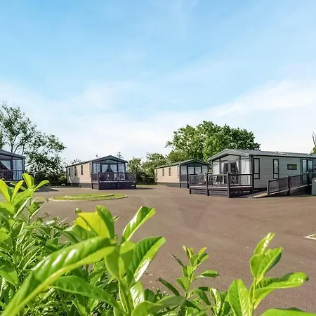 פארק נופש Green Meadows Country Park *